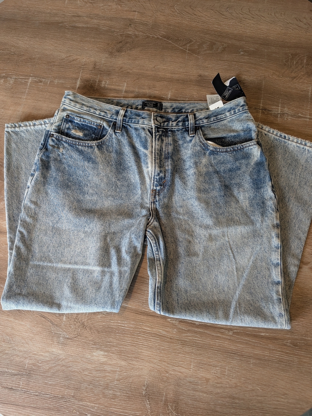 Abercrombie & Fitch Men's Light Wash Relaxed Jeans